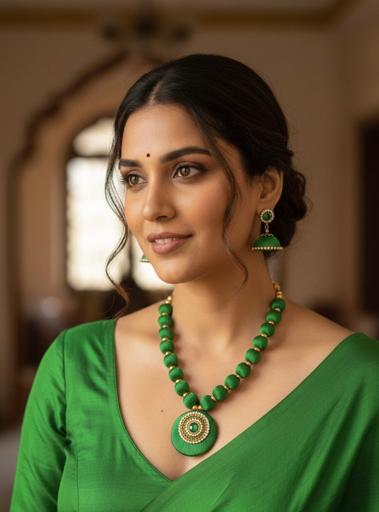 Silk thread necklace single colour Green