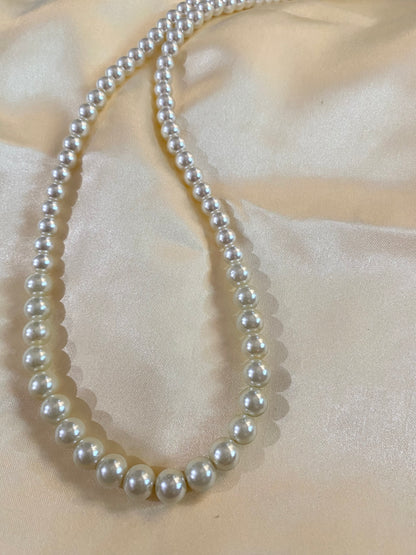 Single stand pearl necklace