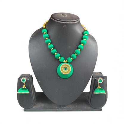 Silk thread necklace single colour Green