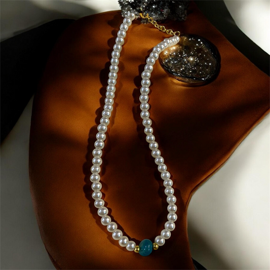 Simple pearl necklace